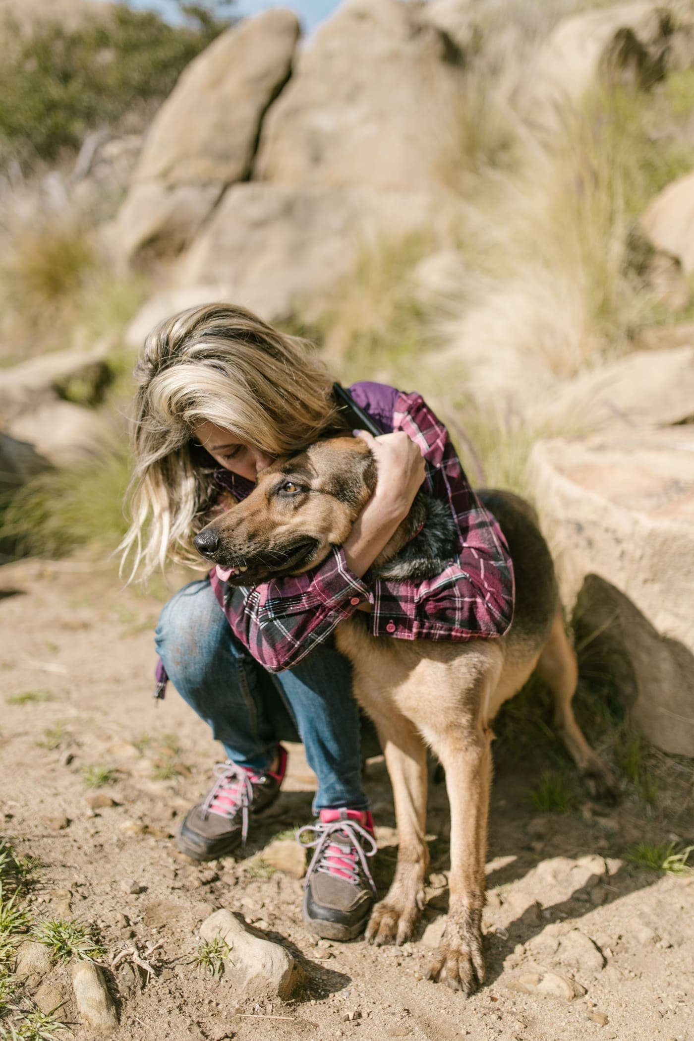Dueña abrazando a su perro